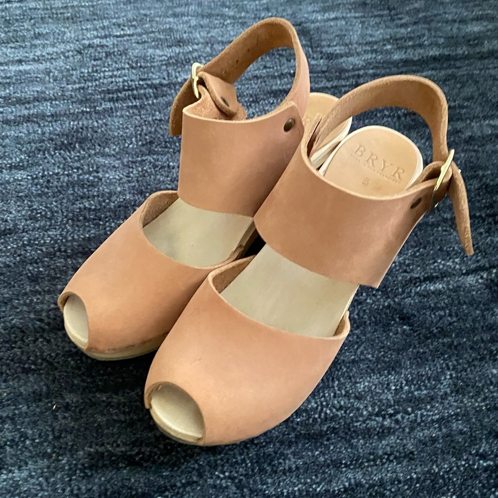 Like new! Bryr Miranda peep toe clog in Clay